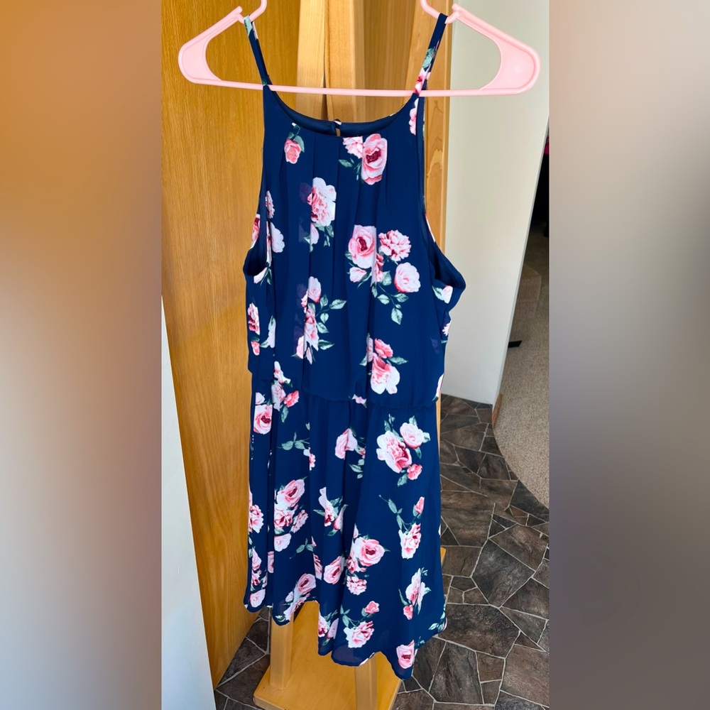 ⭐️3/$20 Francesca’s halter floral dress with pleated neckline size medium